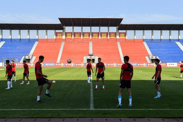 官宣：湖人双向合同签7尺中锋 新秀年场均3+3